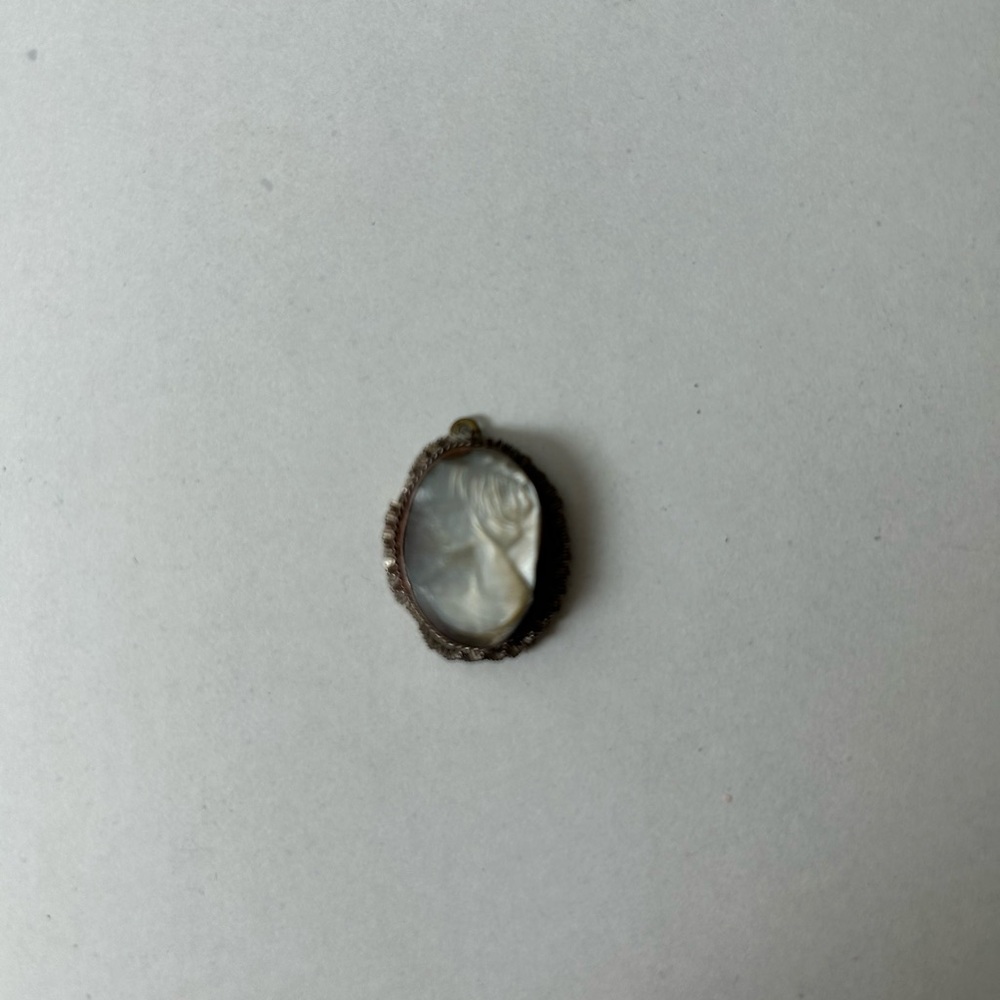 Elegant Silver Cameo Pendant head